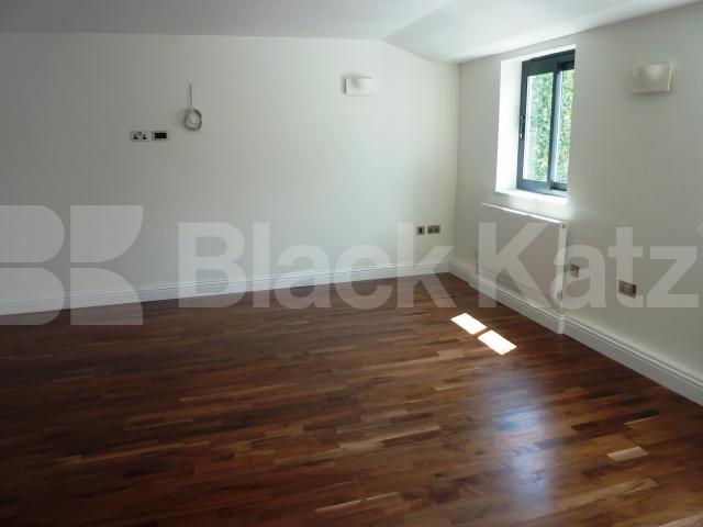 			3 BATHROOMS-2 TERRACES-A MUST SEE!, 4 Bedroom, 1 bath, 1 reception Mews House			 Charlton King Mews, KENTISH TOWN